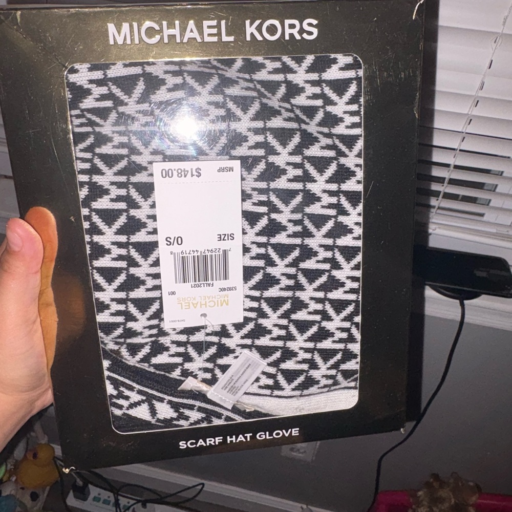 Michael Kors Geometric Black and White Set